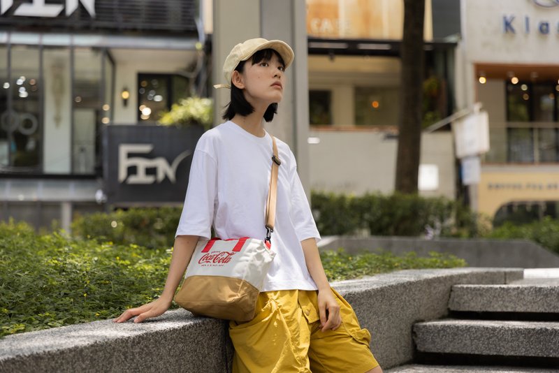 【RITE   可口可乐】联名 - V5 小托特包 - M 卡其色 - 侧背包/斜挎包 - 环保材料 