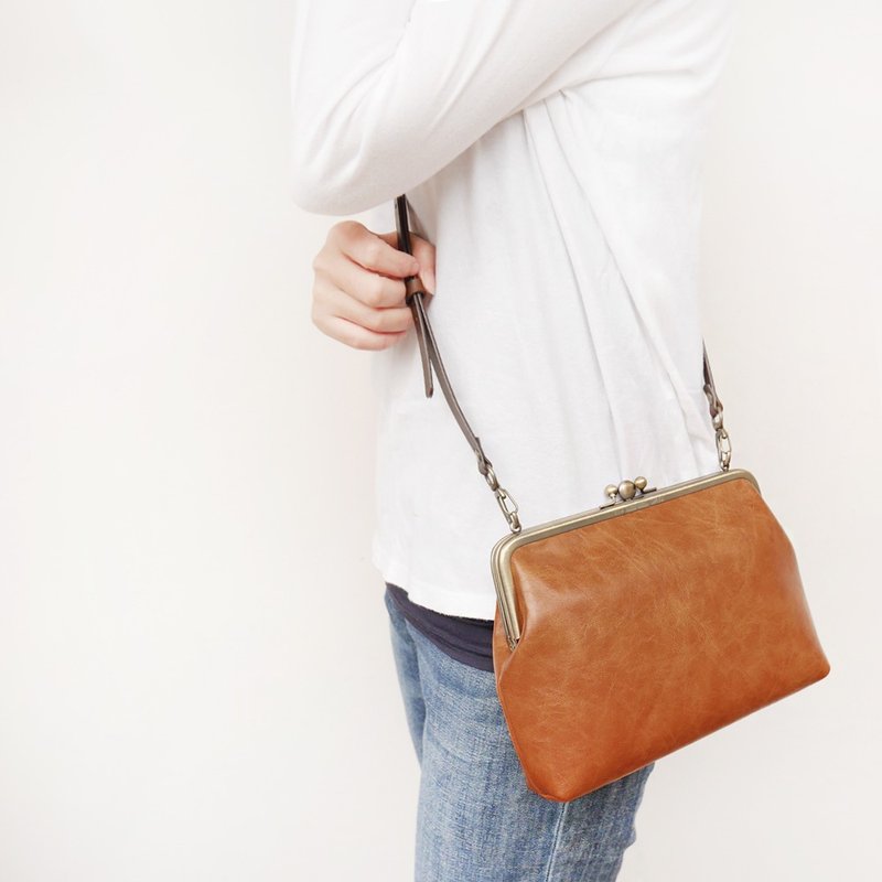 大手の温柔  两大格肩背包 / 手机包 / 口金包 【台湾制造】 - 侧背包/斜挎包 - 其他金属 咖啡色