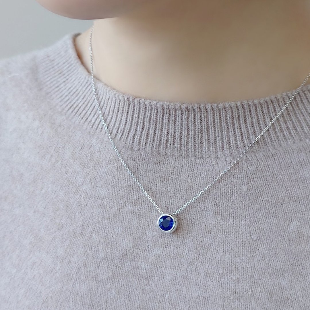 限量现货 - 天然蓝宝大颗包镶 1.04 ct 18K 白项链 | 链子可单戴 - 项链 - 宝石 蓝色
