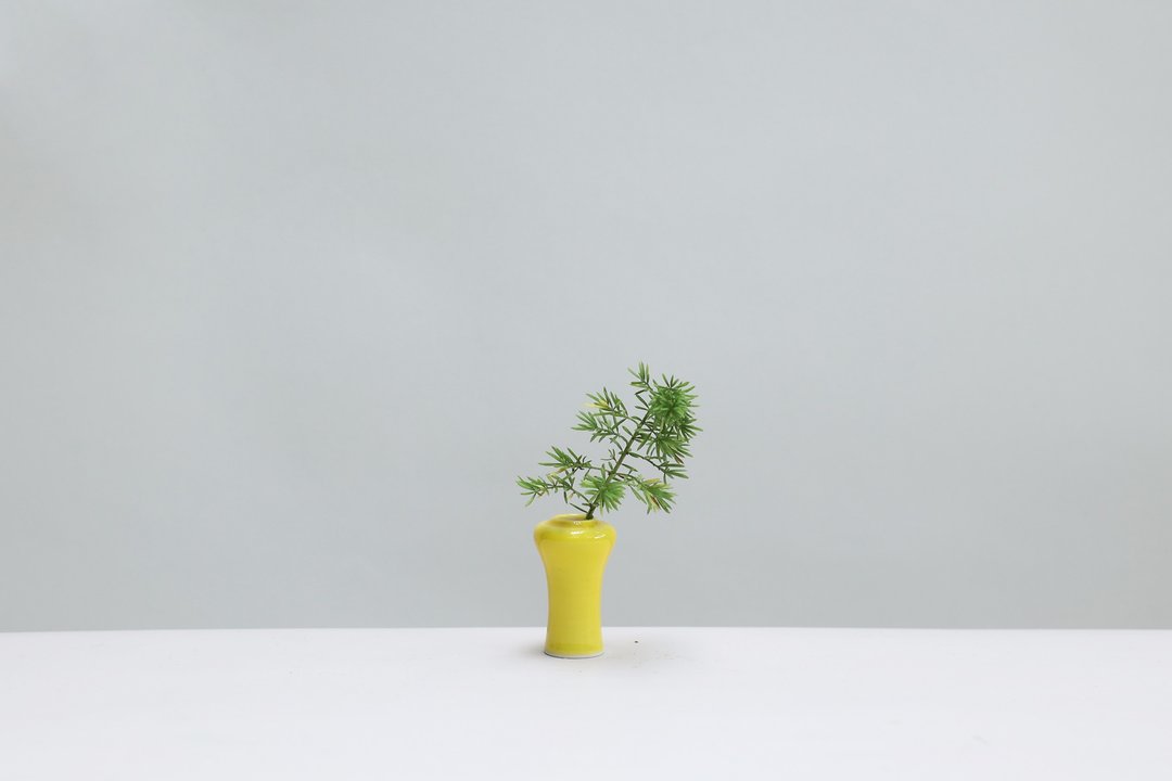 手工东方美学陶瓷迷你花器 - Plum - 花瓶/陶器 - 瓷 黄色