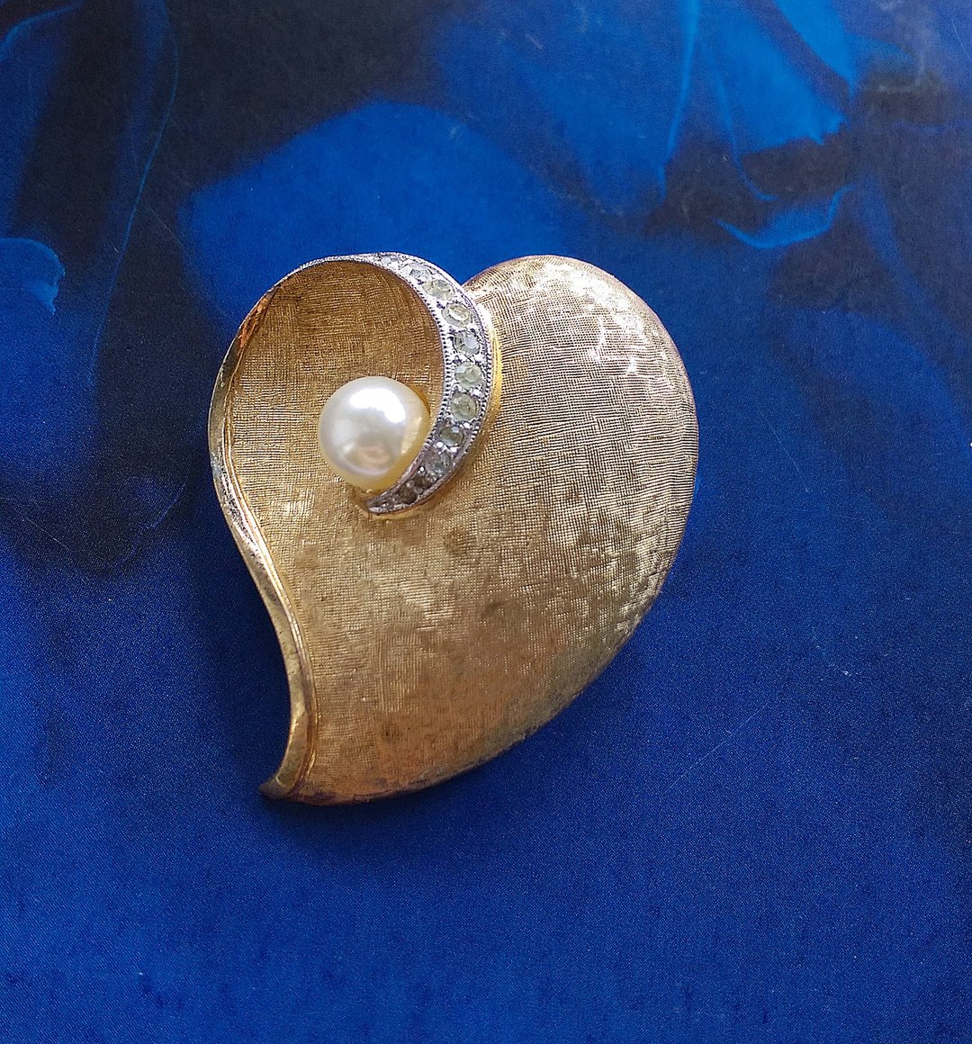 Vintage Jewelry 西洋古董饰品 流线爱心 金属刷纹 别针 - 徽章/别针 - 其他金属 金色