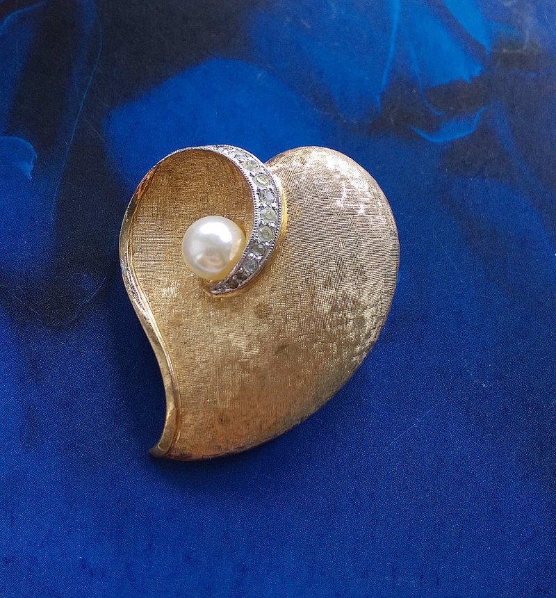 Vintage Jewelry 西洋古董饰品 流线爱心 金属刷纹 别针 - 徽章/别针 - 其他金属 金色