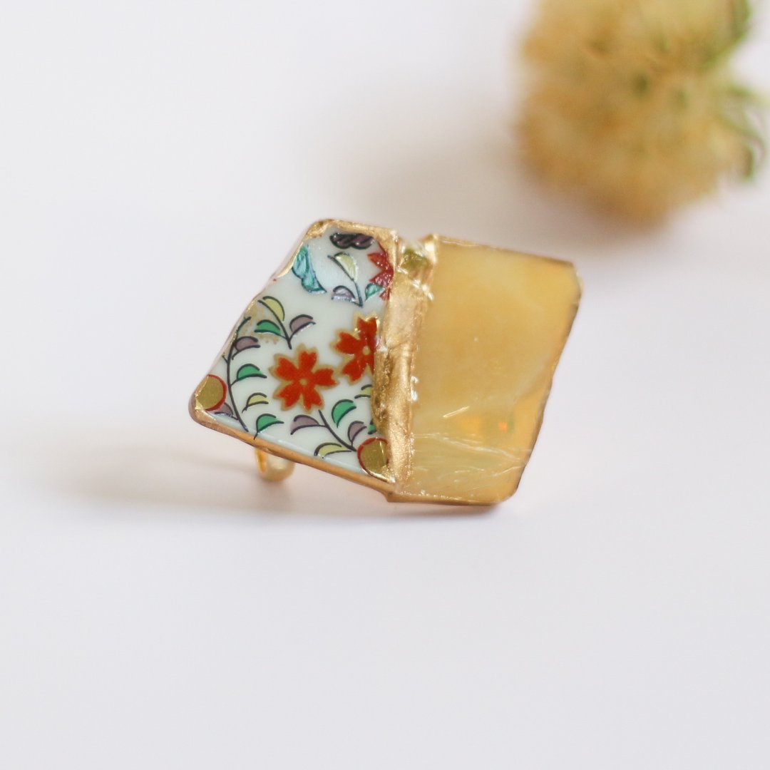 Imari ware Kintsugi obi clasp / Peridot flower lover pattern White traditional craft pottery - 其他 - 陶 