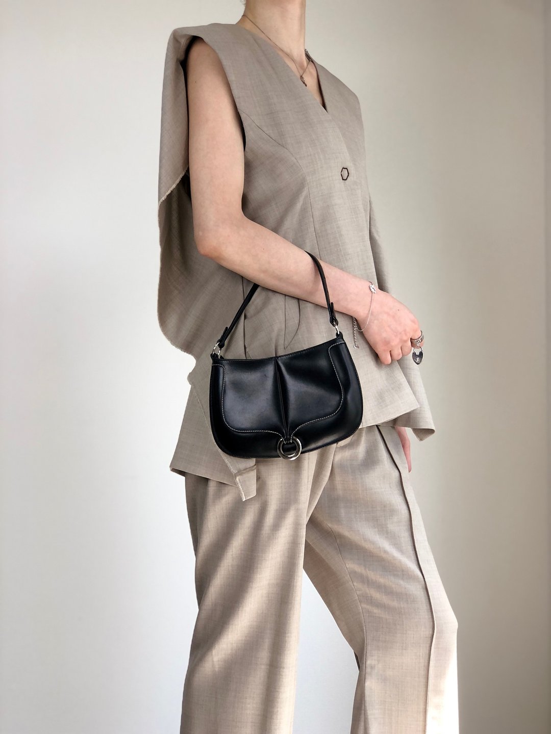 【日本直送 名牌中古包】LOEWE 罗威 手提包 黑色 圆形 Logo 压纹 皮革 迷你包 vintage 绝版 wcdj4h - 手提包/手提袋 - 真皮 黑色