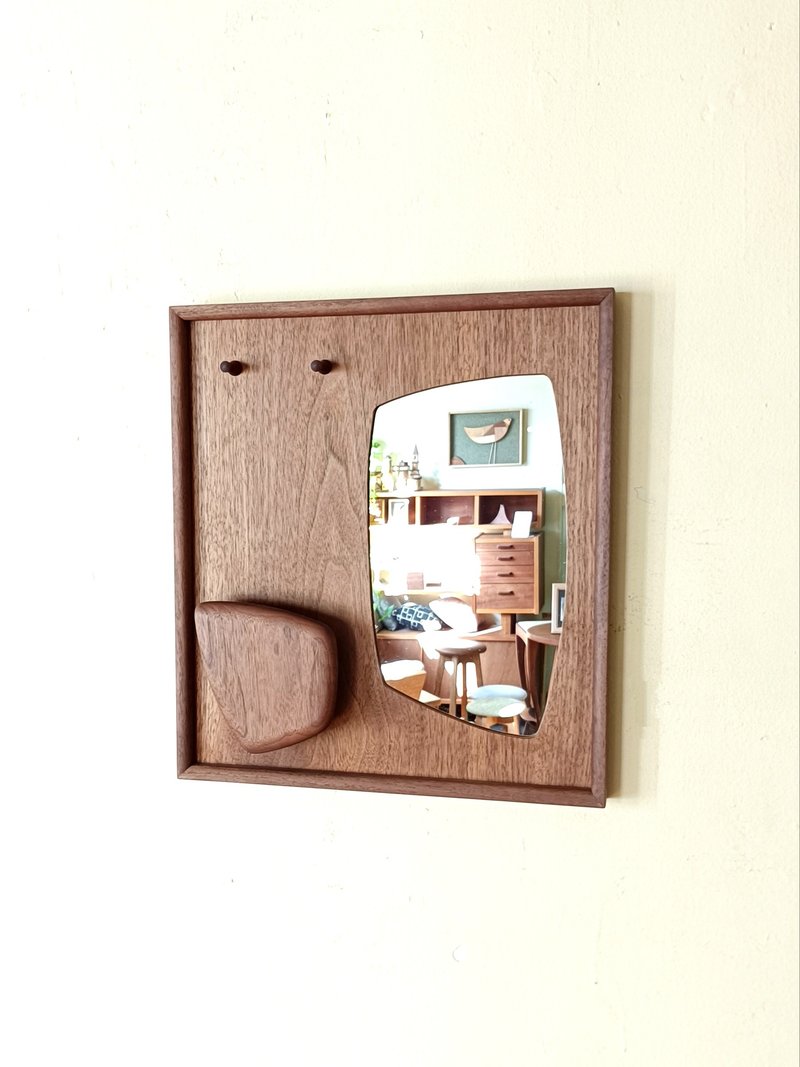 Walnut mirror. Functional items like objects such as hooks and pockets. - 其他家具 - 木头 