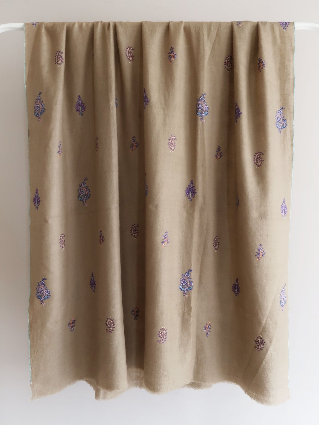 Hand Embroidered Buti Pashmina 手工刺绣披肩 - 围巾/披肩 - 羊毛 卡其色