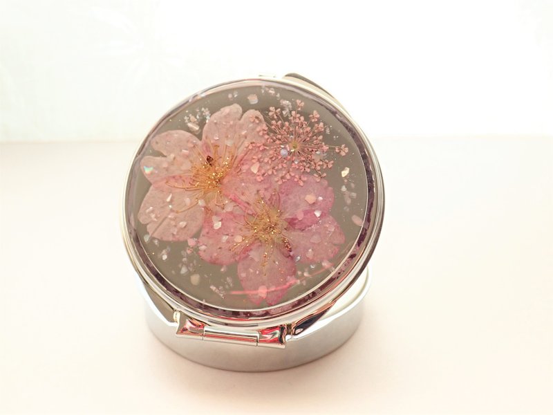 Sakura Fubuki Pressed flower pill case L with mirror - 彩妆刷具/镜子/梳子 - 植物．花 粉红色