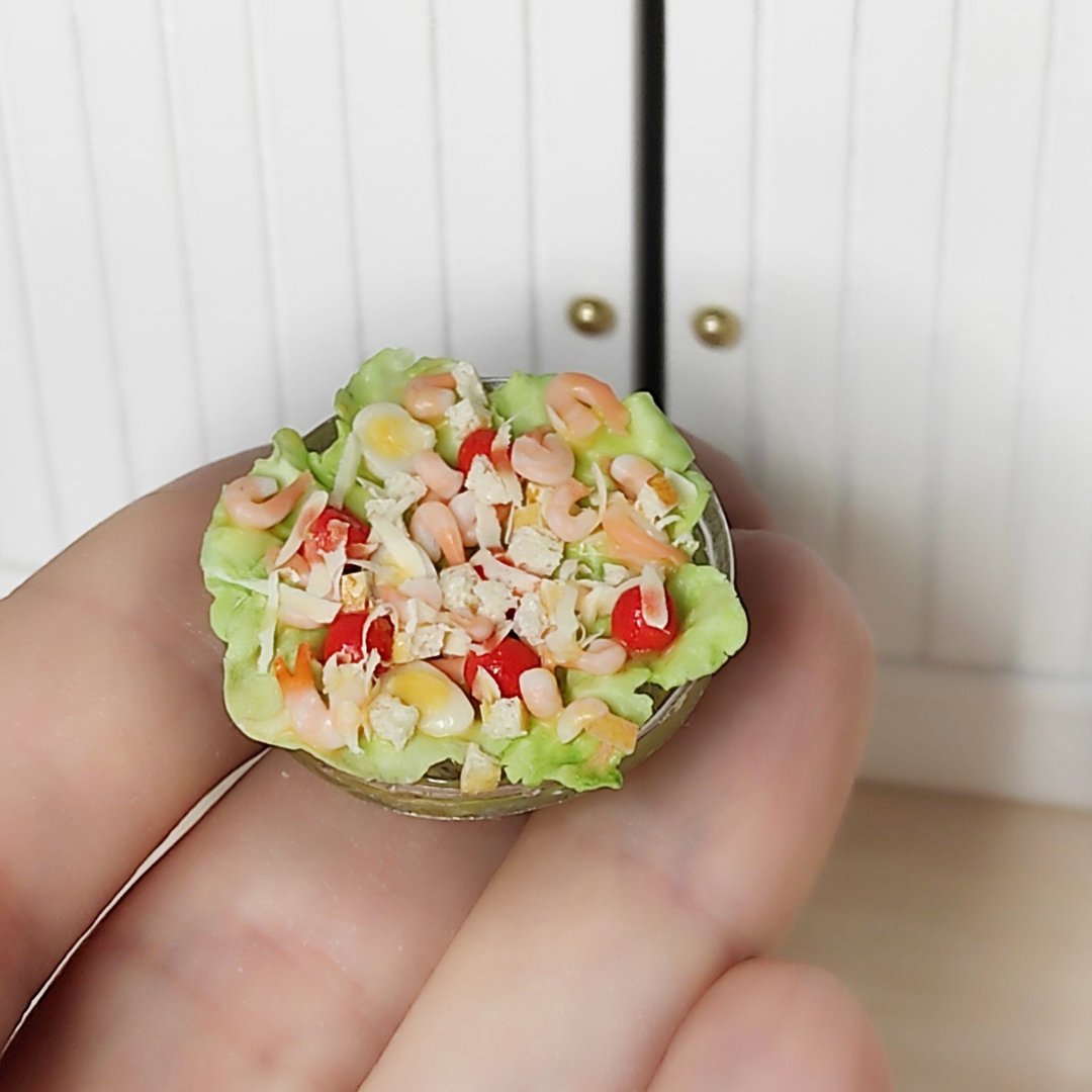 Realistic Caesar salad with shrimps - realistic salad - doll food - 1 12 scale - 玩偶/公仔 - 粘土 