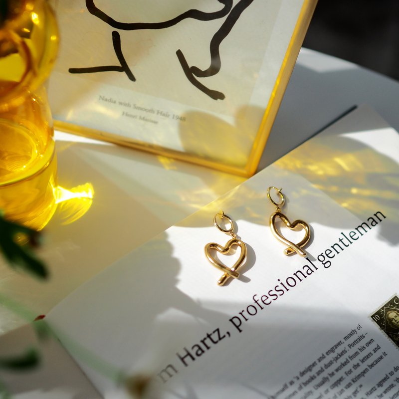 Hand-written heart earrings (GOLD) - 耳环/耳夹 - 其他金属 金色