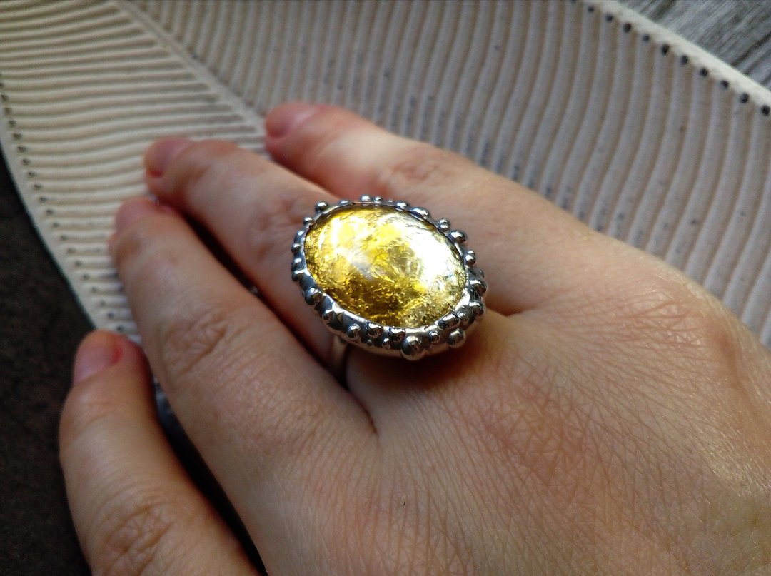Golden potal oval stained glass ring. sunshine summer ring. tin soldered ring. - 戒指 - 玻璃 金色
