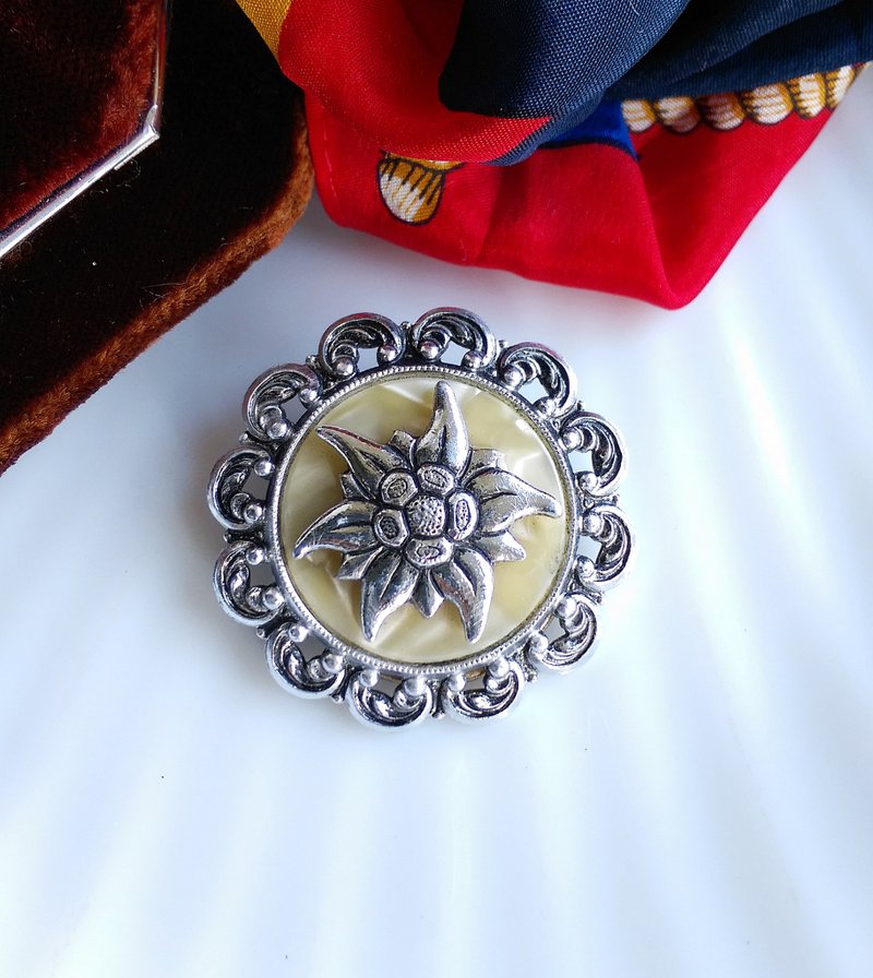 【西洋古董饰品】银色调 优雅 雪绒花 花卉 围巾夹 丝巾扣 丝巾夹 - 其他 - 其他金属 金色