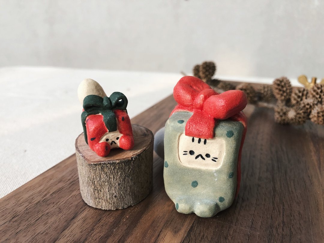 猫之日| 绿色礼物猫 - 陶偶摆饰 小礼物 - 摆饰 - 瓷 绿色
