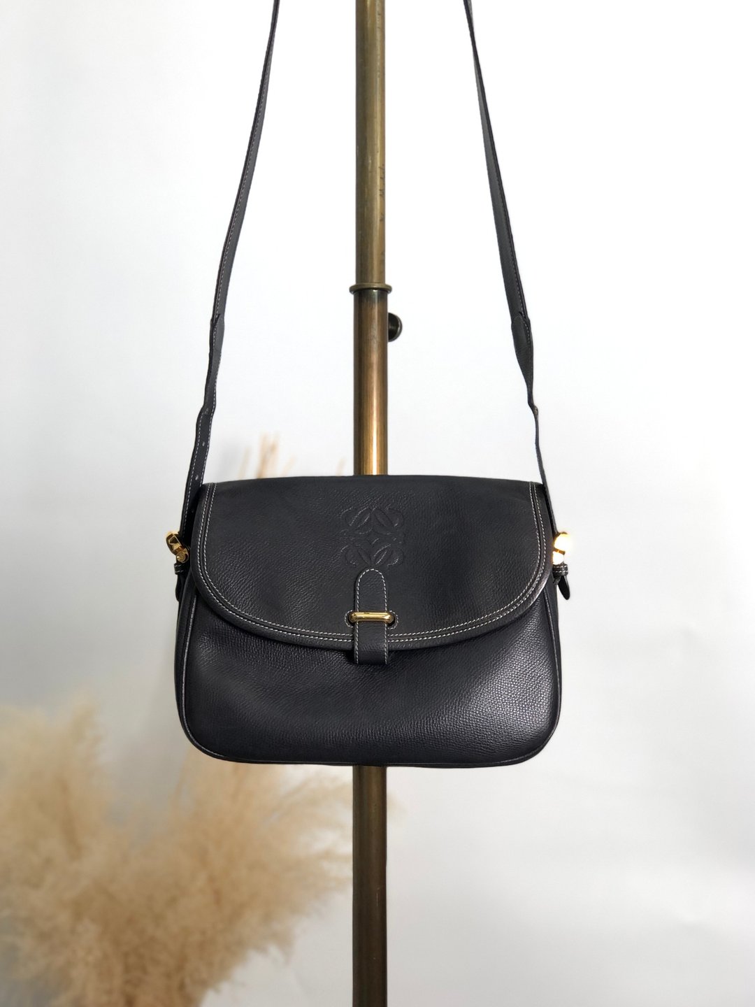 【 日本直送 名牌中古包 】LOEWE 罗威 侧背包 海军蓝 Anagram 压印 皮革 vintage 古董 ixv48v - 侧背包/斜挎包 - 真皮 蓝色