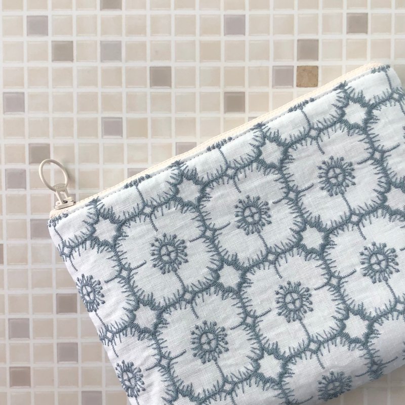 化妆包 附口袋 大容量 手工制作 精致 设计 刺绣 花卉 minä perhonen anemone - 化妆包/杂物包 - 棉．麻 蓝色