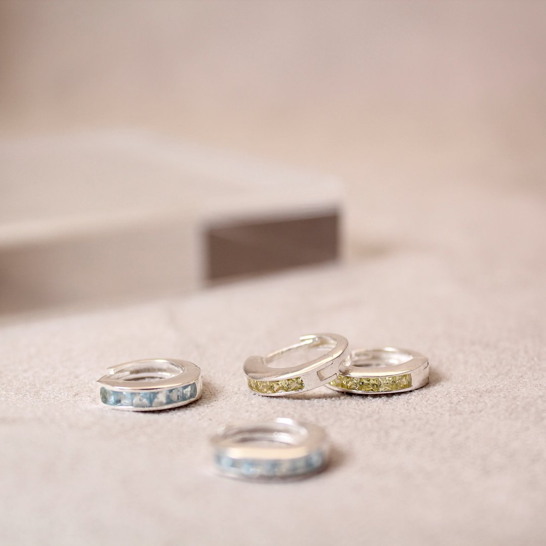 【SWS饰品】马卡龙色锆石素面圈圈耳环。纯银耳环、易扣耳环 耳扣 - 耳环/耳夹 - 纯银 银色