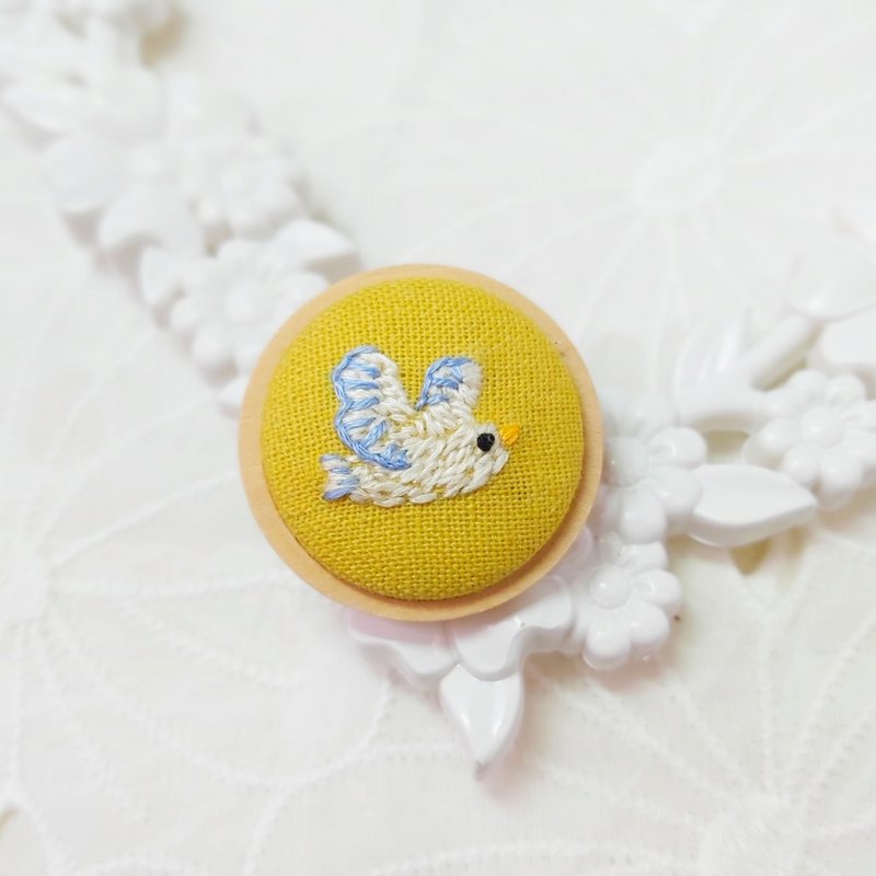 英式手工刺绣鸽子木框胸针 - 胸针 - 绣线 黄色