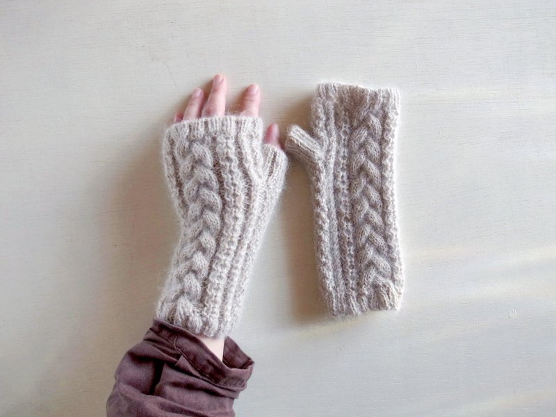 Baby Alpaca 羊驼绒与 Kid Mohair 马海毛 经典编织保暖手套・奶油裸肤色 (接单生产) - 手套 - 其他材质 卡其色