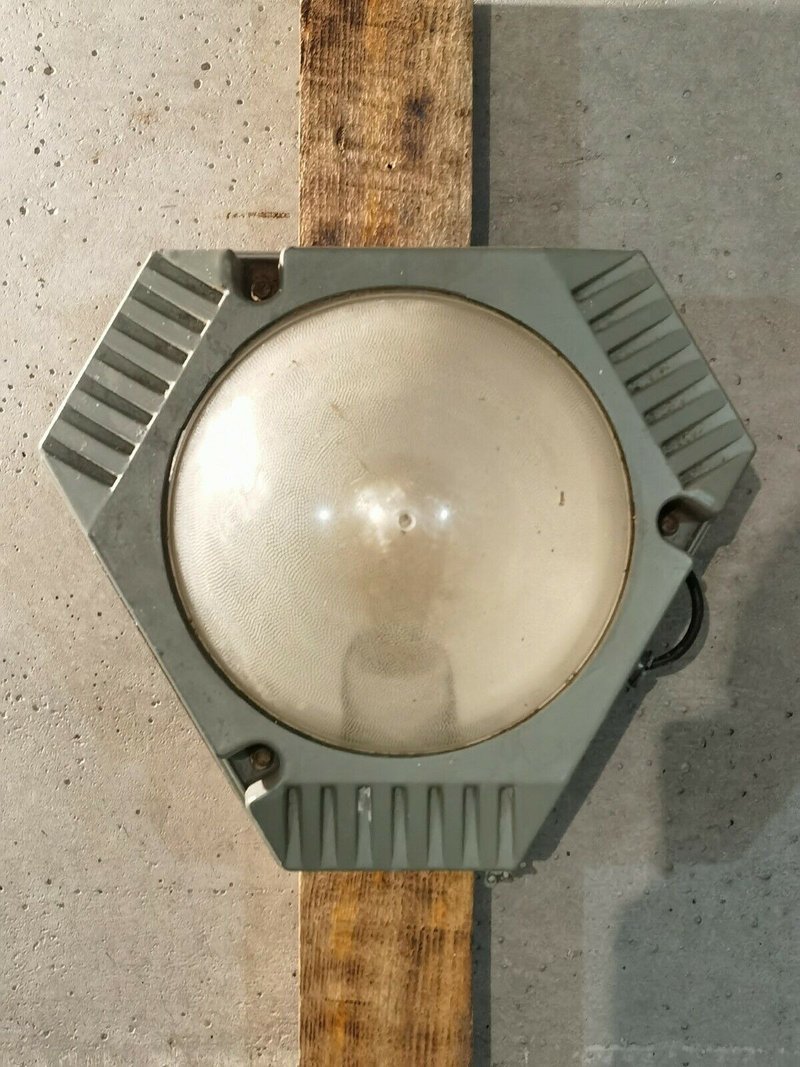 Loft industrial lamp bunker lamp USSR wall Retrofuturistic lamp 1980s - 灯具/灯饰 - 其他金属 
