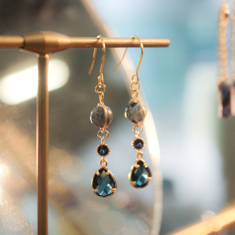 手制蓝纹石配锆石及水滴琉璃耳环 - Asherah Earrings - 耳环/耳夹 - 水晶 蓝色