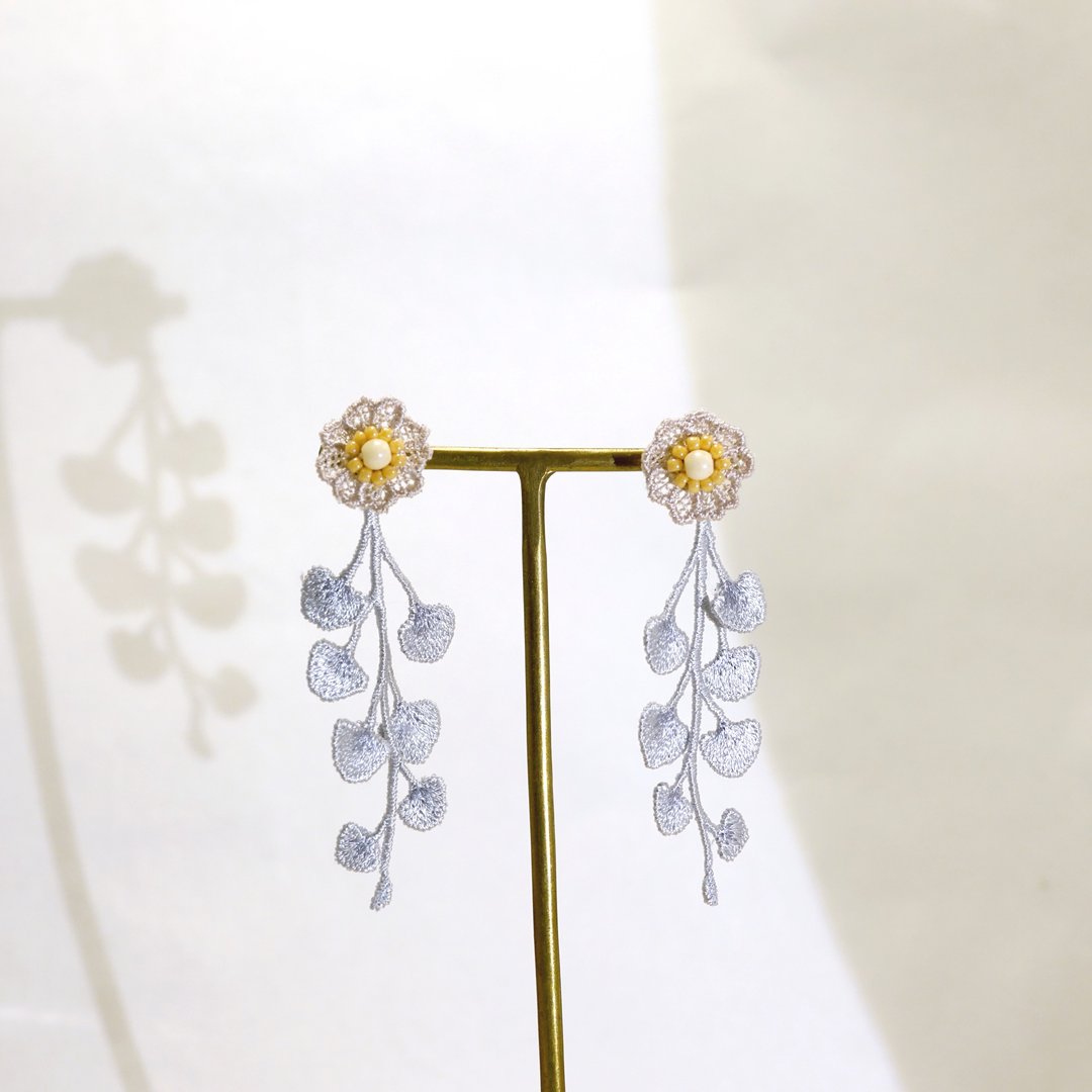 Florets and leaves embroidered earrings opal mauve - 耳环/耳夹 - 绣线 粉红色