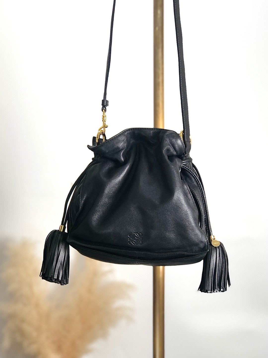 【日本直送，名牌二手包装】LOEWE Flamenco 单肩包黑流苏 anagram 皮革迷你包 抽绳 w87ktv - 侧背包/斜挎包 - 真皮 黑色