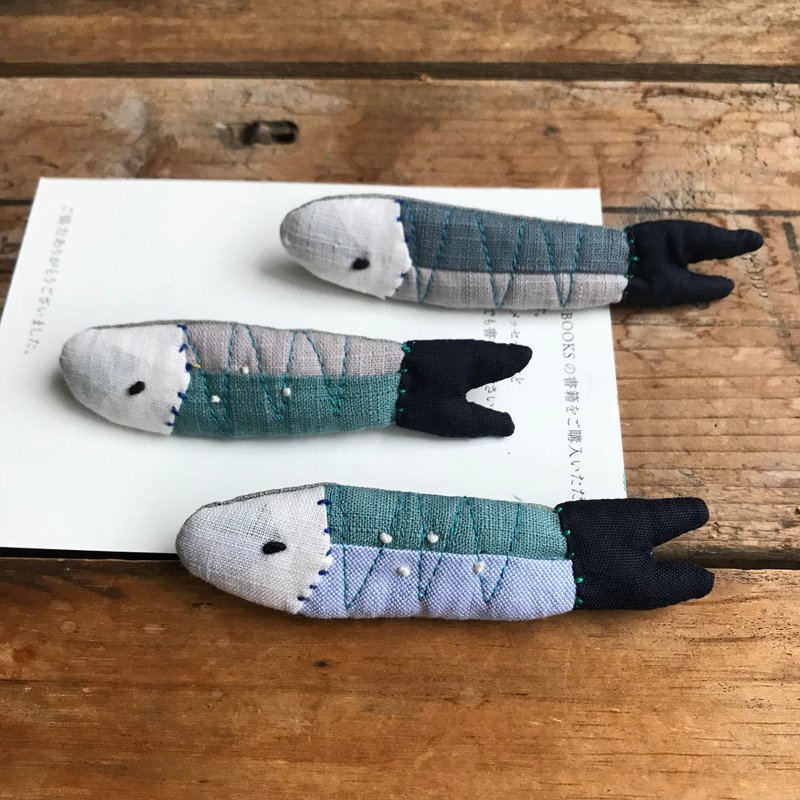 秋刀鱼/青花鱼/别针 - 胸针 - 棉．麻 蓝色