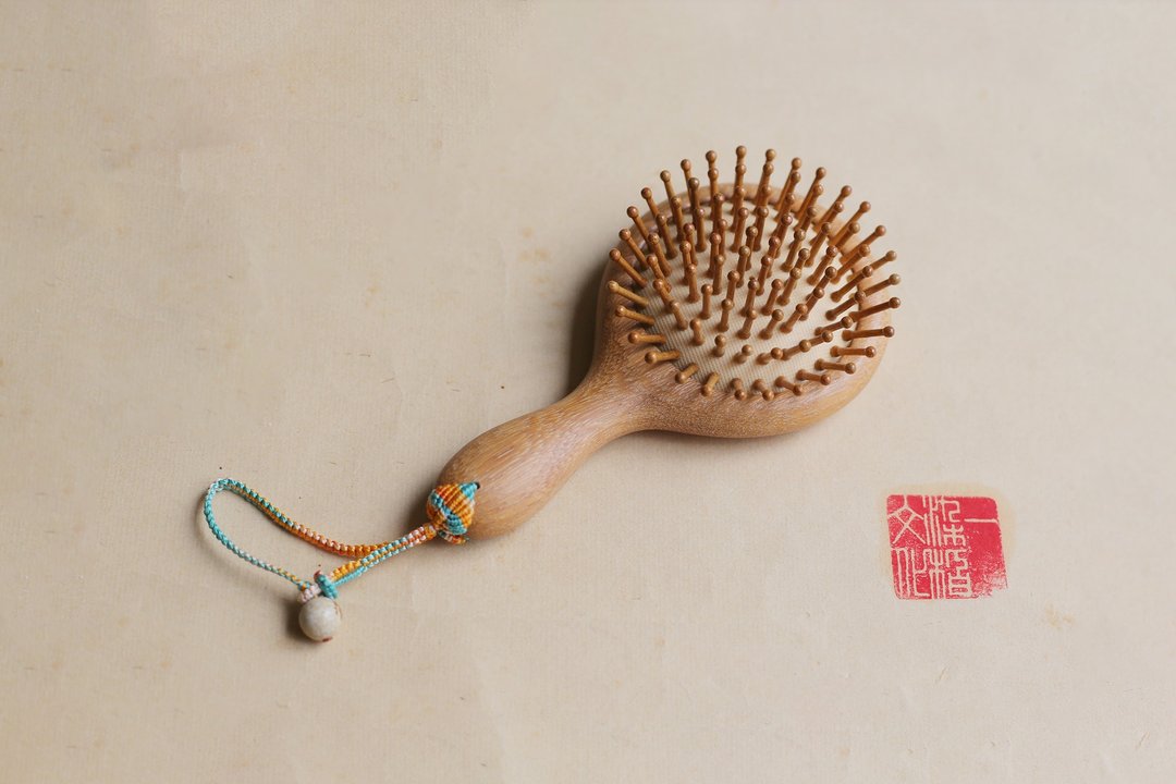 壹染指手作 | 檀木 气垫梳 圆形 | 按摩头皮 顺发 | 舒缓 减压 - 彩妆刷具/镜子/梳子 - 木头 卡其色