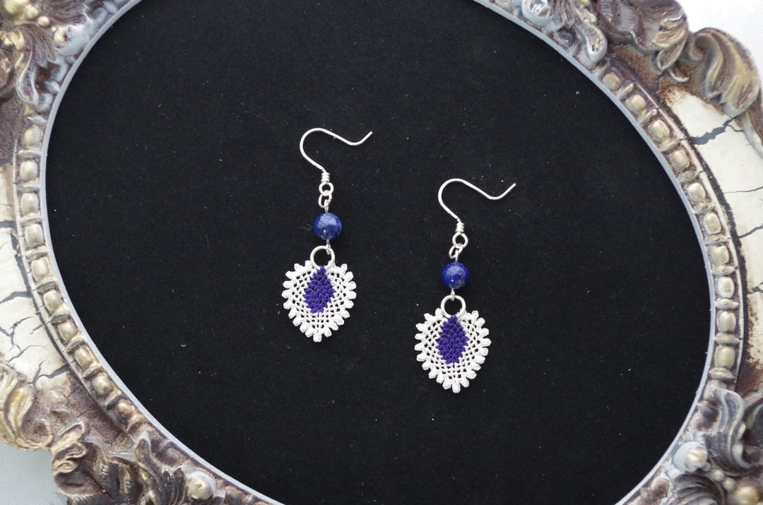 Eneoya's one-point motif earrings and lapis lazuli - 耳环/耳夹 - 聚酯纤维 蓝色