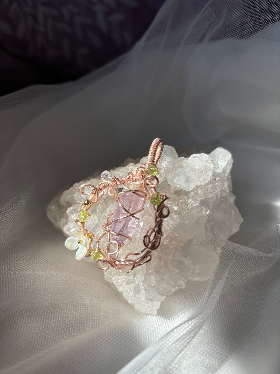 珍饰 - 克鲁兹花园金属绕线吊坠 - 项链 - 水晶 