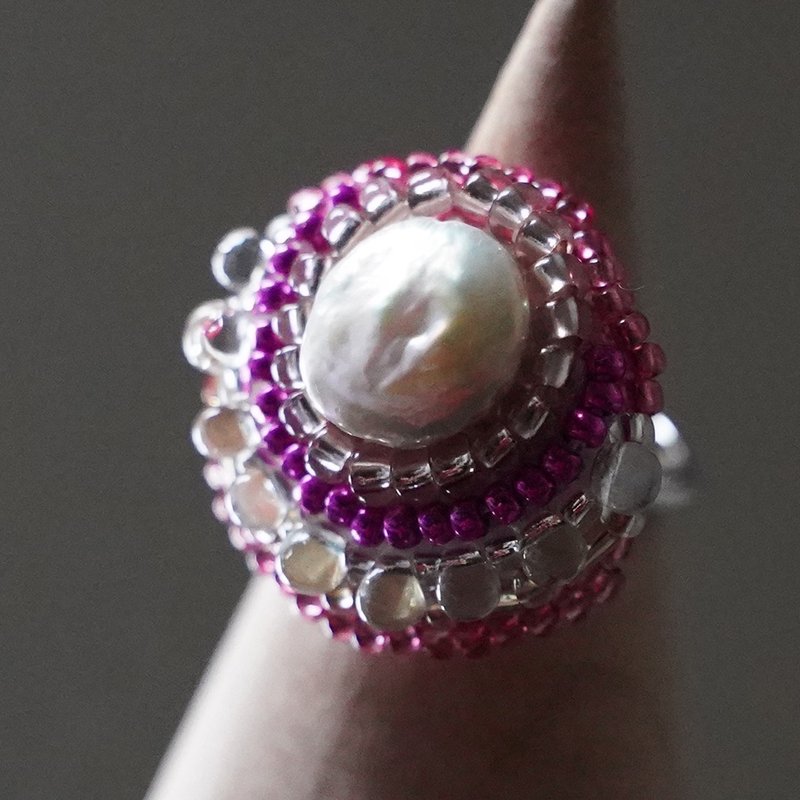 Talking ring 136 free size bead embroidery ring freshwater pearl big ring - 戒指 - 玻璃 粉红色