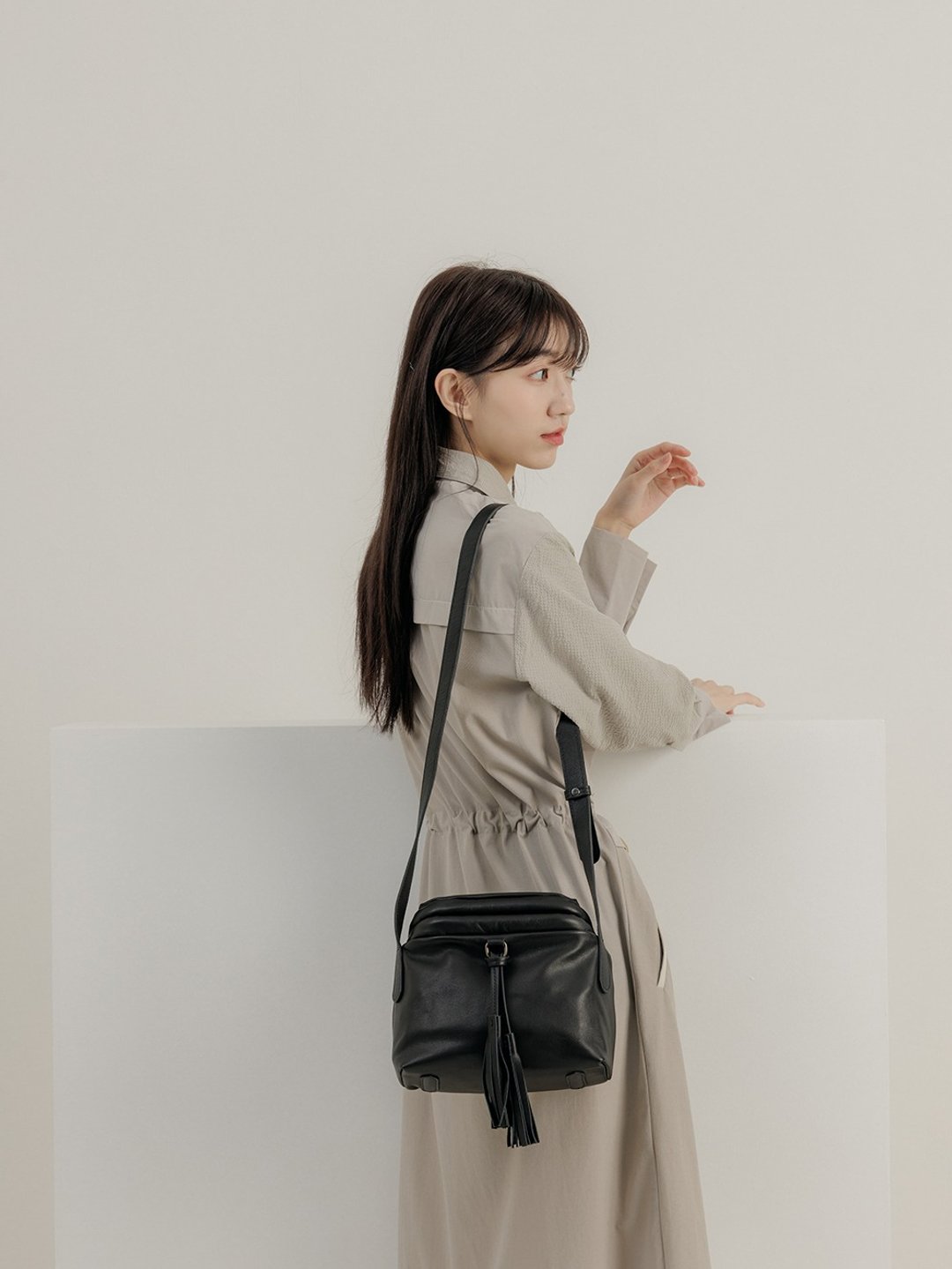 supportingrole 真皮极简柔软流苏设计肩侧背包 黑 - 侧背包/斜挎包 - 真皮 黑色