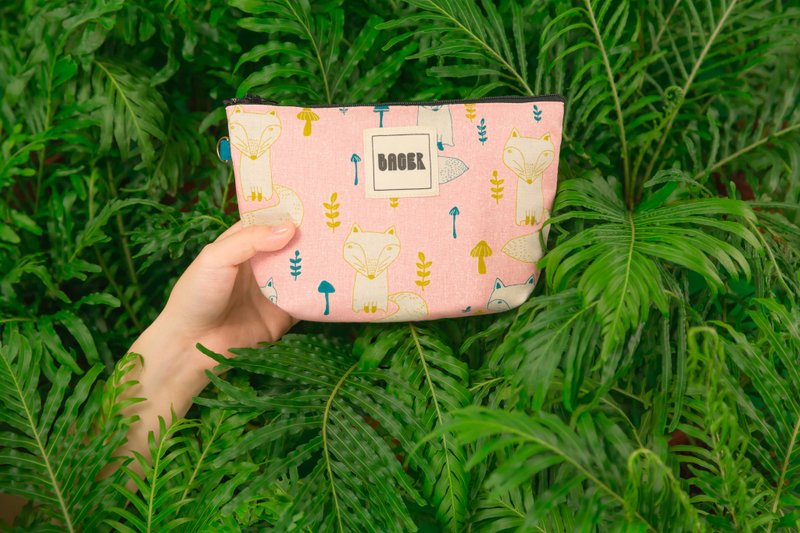 拉链万用包 / 日本花布限定 _插画狐狸 粉色 - 化妆包/杂物包 - 棉．麻 多色