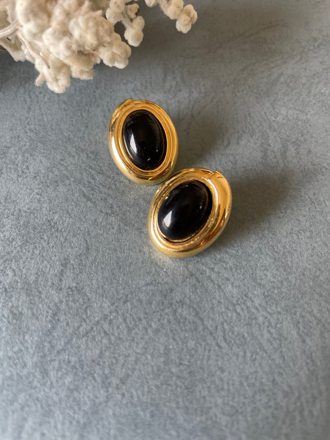 老又好古董珠宝 Vintage金色黑色塑料椭圆夹式耳环MONET c498 - 耳环/耳夹 - 其他金属 金色