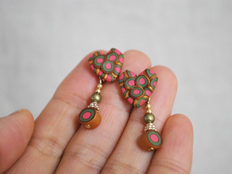 波点爱心耳针／耳夹 粉色 - 耳环/耳夹 - 粘土 粉红色