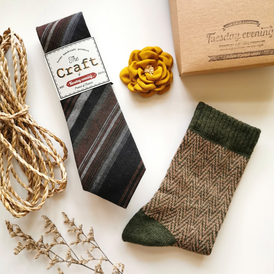 TIE TO TOE Box Set - Multi-Color Stripe Necktie, flower lapel pin and green sock - 领带/领带夹 - 其他材质 绿色