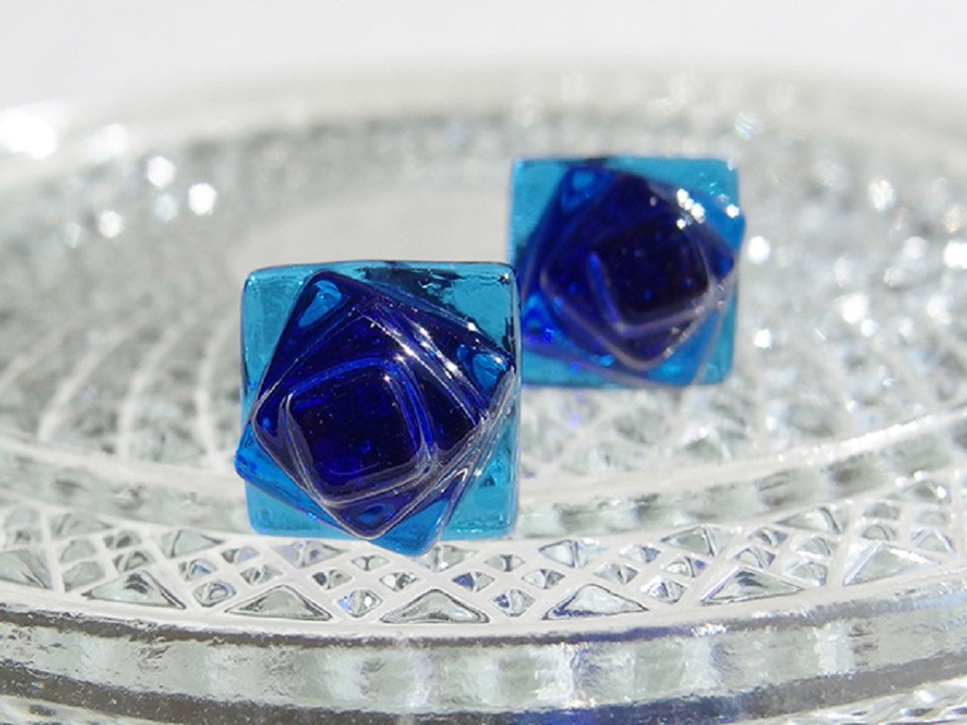 Glass rose (rose [blue]) titanium earrings / Clip-On[metal fittings can be selected] [made-to-order] - 耳环/耳夹 - 玻璃 蓝色