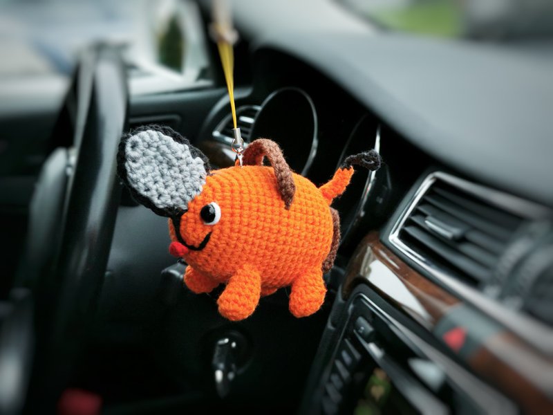 Chainsaw man keychain, car accessory, Chainsaw man plush, car rear view hanging - 钥匙链/钥匙包 - 其他材质 橘色