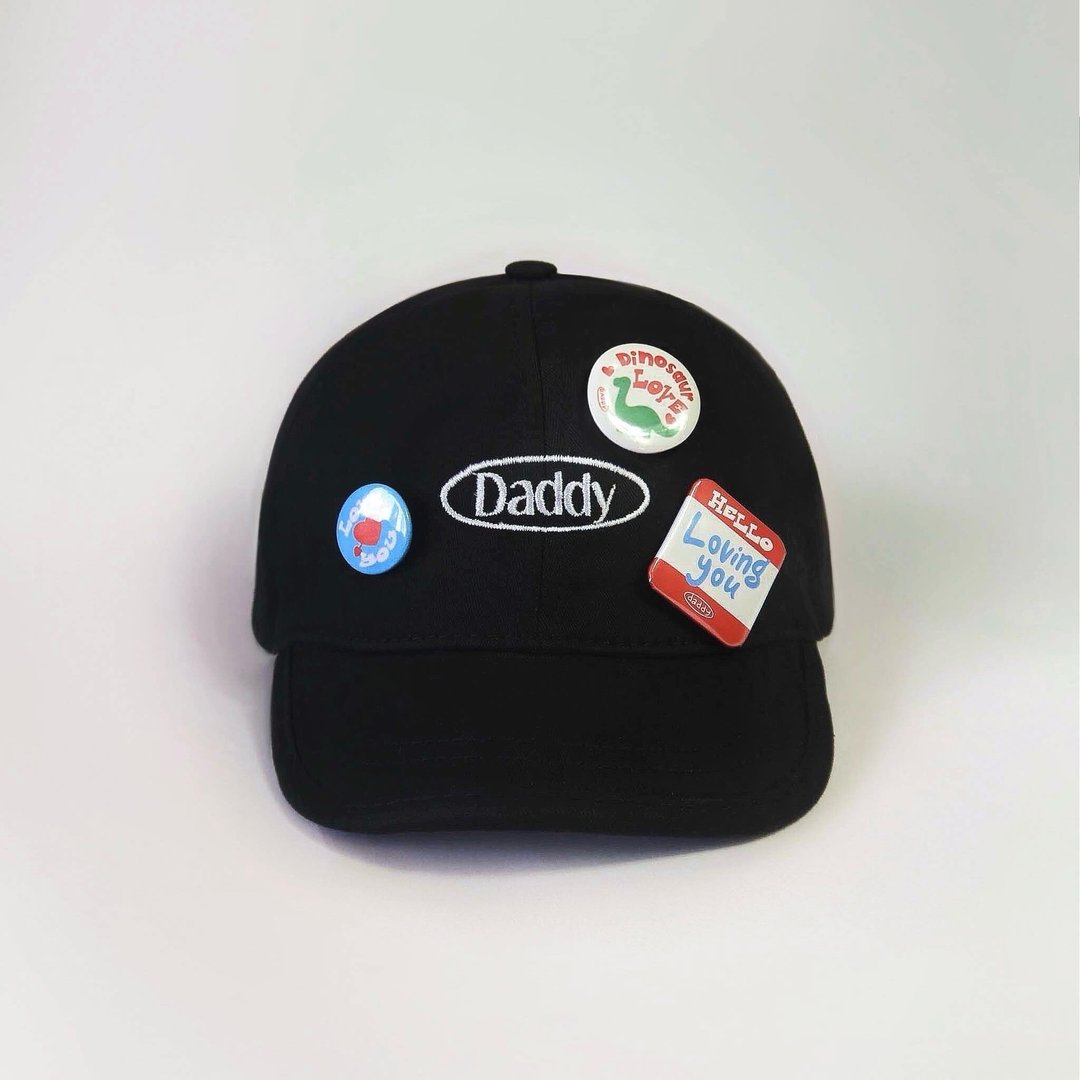 DADDY | Daddy Brooch Cap 短帽檐 Brooch Cap 绣有 Daddy Logo 并附有胸针 - 帽子 - 其他材质 黑色