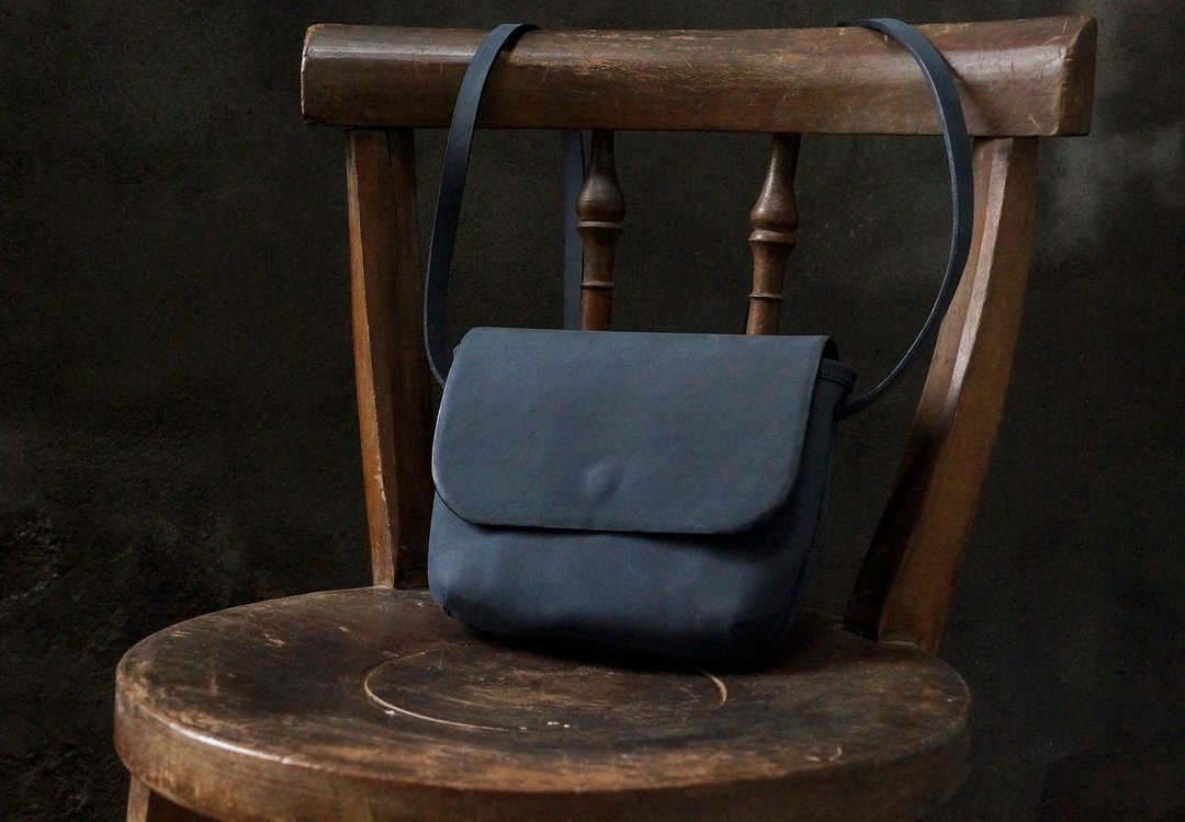 【新系列】小肩侧背  shoulder bag 定制化刻字 - 侧背包/斜挎包 - 真皮 蓝色