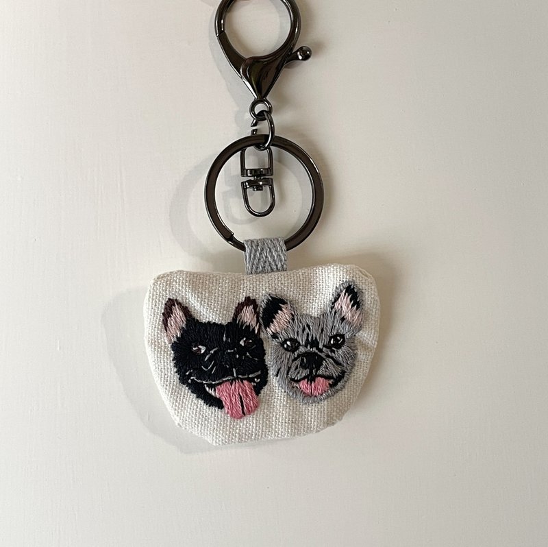 定制刺绣吊饰 宠物刺绣 手工刺绣 手作礼物 法斗 斗牛犬吊饰 - 订制抱枕/饰品 - 棉．麻 白色