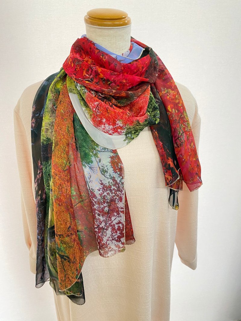 大尺寸雪纺丝巾 摄影师水野克比古作品 京都 等持院 红叶 Ballett Kyoto 柔软雪纺材质 日本制 - 丝巾 - 聚酯纤维 红色