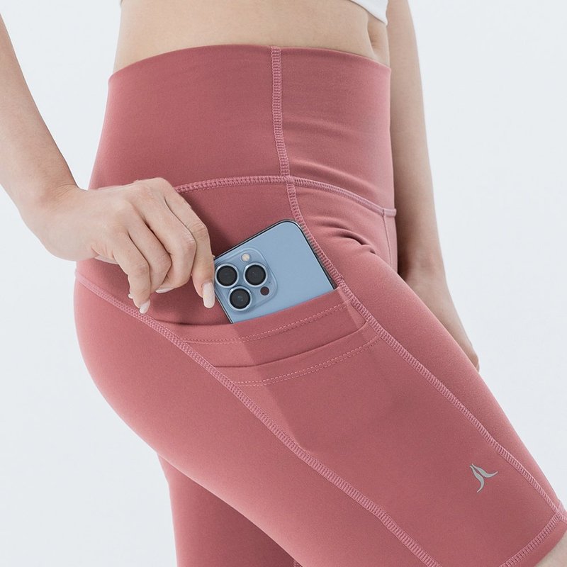 【NAMASTE】Hailey 流线剪接双袋5分裤 - 印度红 - 女装运动裤 - 尼龙 红色