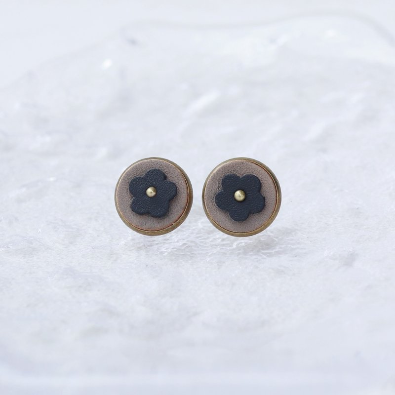 06:46 AM 一些放进花瓶 / 烟灰色 - 皮革耳环/黄铜耳环/耳针耳夹 - 耳环/耳夹 - 真皮 灰色