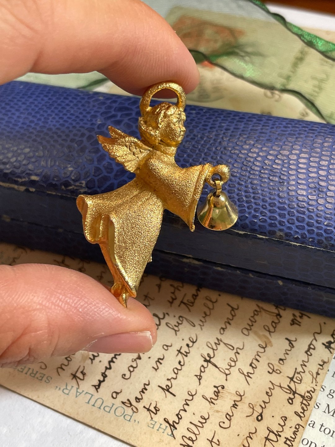 B492 老又好古董珠宝 Vintage 金色铃铛天使别针胸针 - 胸针 - 其他金属 金色