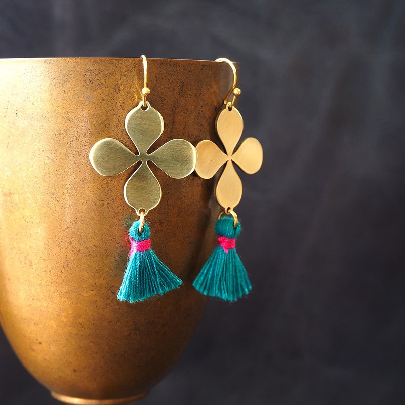 Flower petal with blue cotton tassel earrings (brass hand ma - 耳环/耳夹 - 铜/黄铜 蓝色