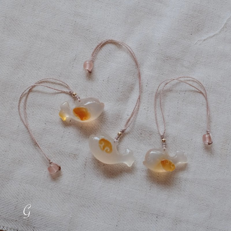 拈翠-天然高冰种玉髓- 巧雕可爱鲸鱼包挂吊饰 - 项链 - 玉石 白色