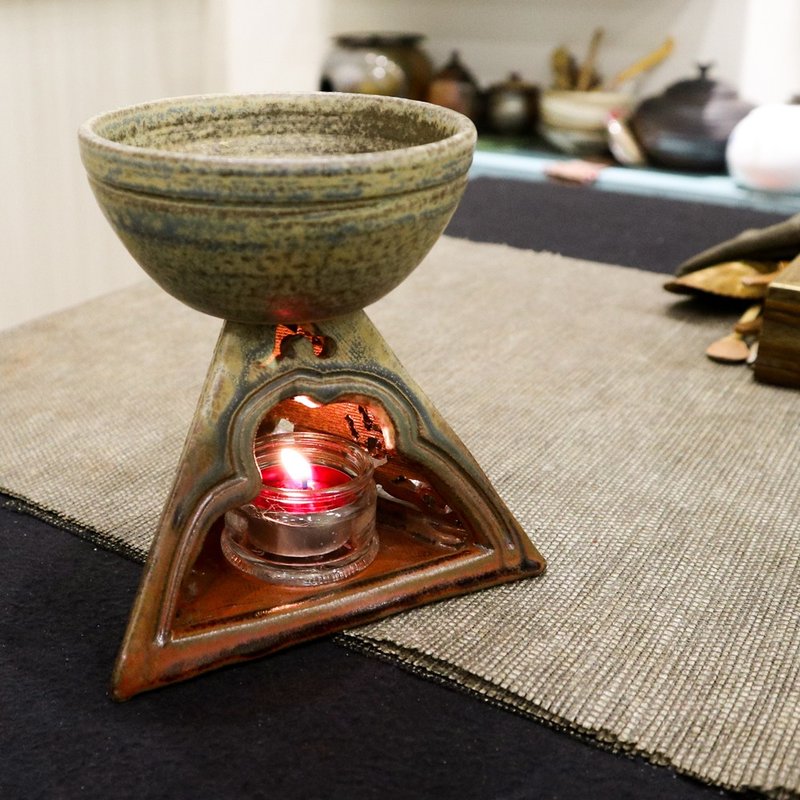 【冬季新品】馥蝶 手刻桌上三角暖炉 手作陶 闻香炉 摆饰 置物 - 摆饰 - 陶 咖啡色