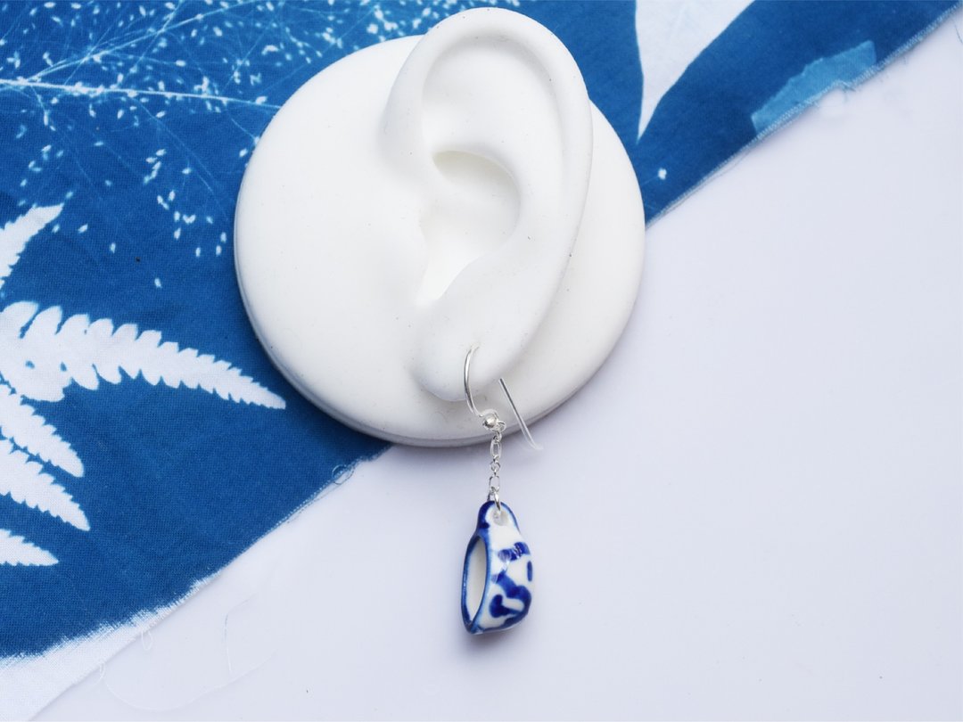 MINI PINEAPPLE TEA CUP, HAND-PAINTED CERAMIC EARRING WITH SILVER 92.5% - 耳环/耳夹 - 瓷 蓝色