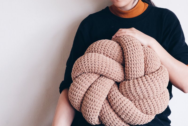 手作材料包 疗愈毛线编织 奶油曲奇饼抱枕 - 编织/刺绣/羊毛毡/裁缝 - 聚酯纤维 