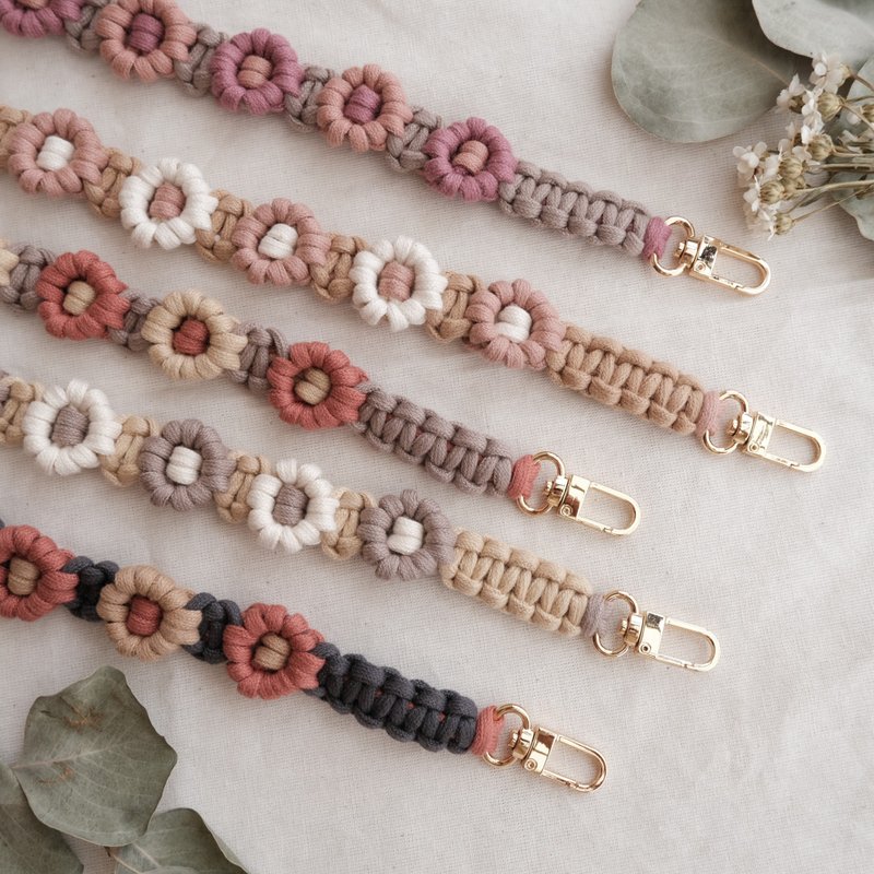 Macrame 小雏菊背带 可调式 手机背带 十朵小花 多色 - 挂绳/吊绳 - 棉．麻 